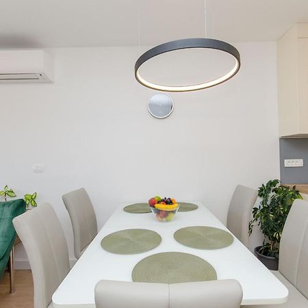 Modern Living Apartment Airy Split Exterior photo