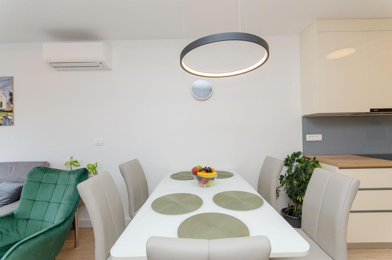 Modern Living Apartment Airy Split Exterior photo